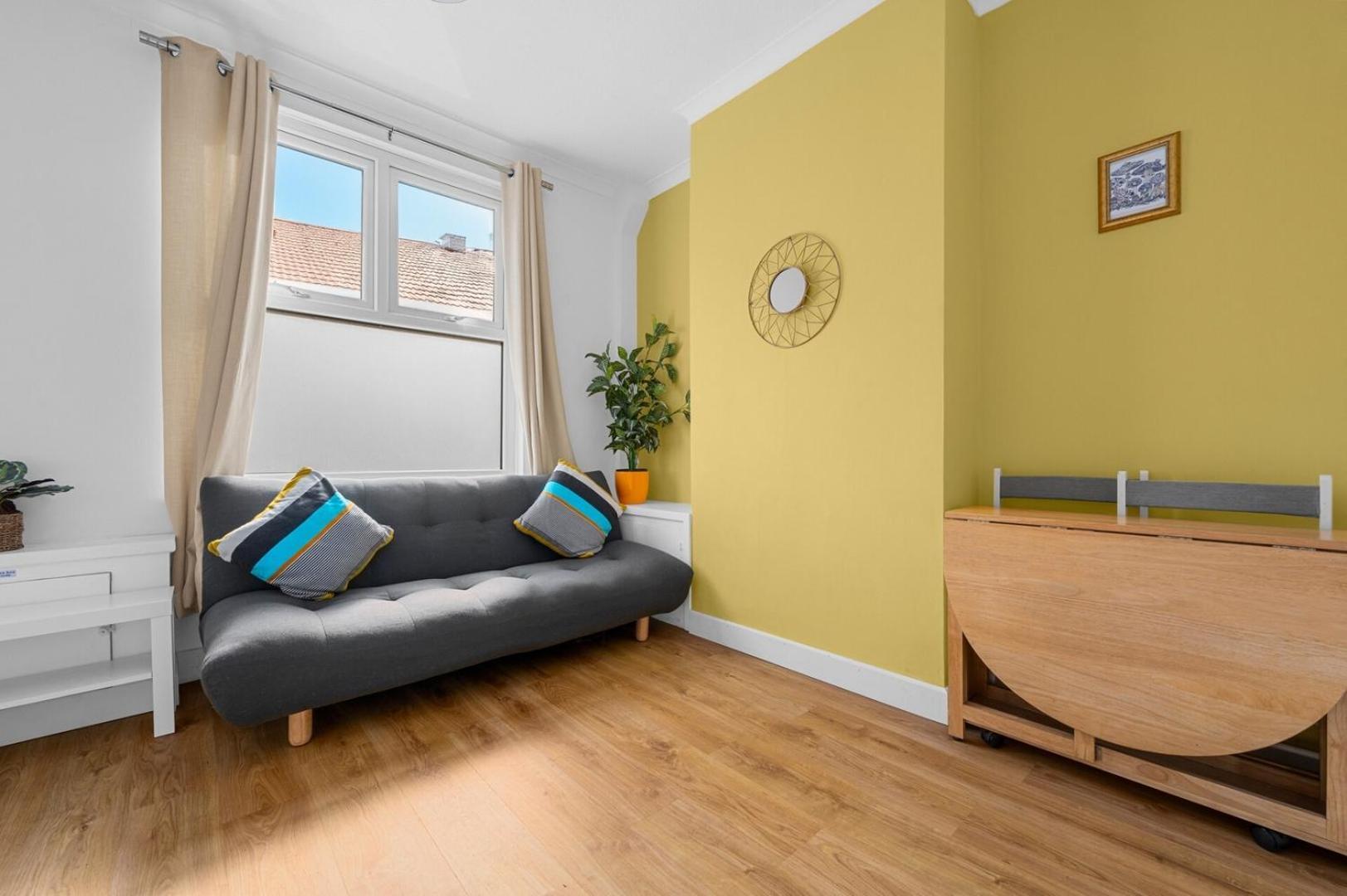 Apartment Bright 2bd - 10 Mins To *