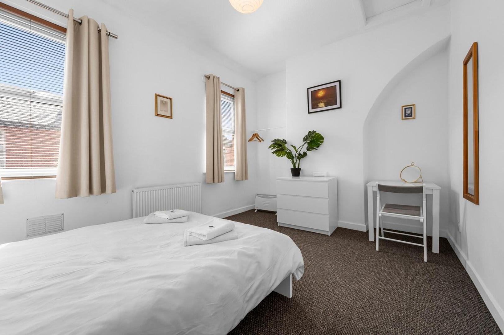 Apartment Bright 2bd - 10 Mins To